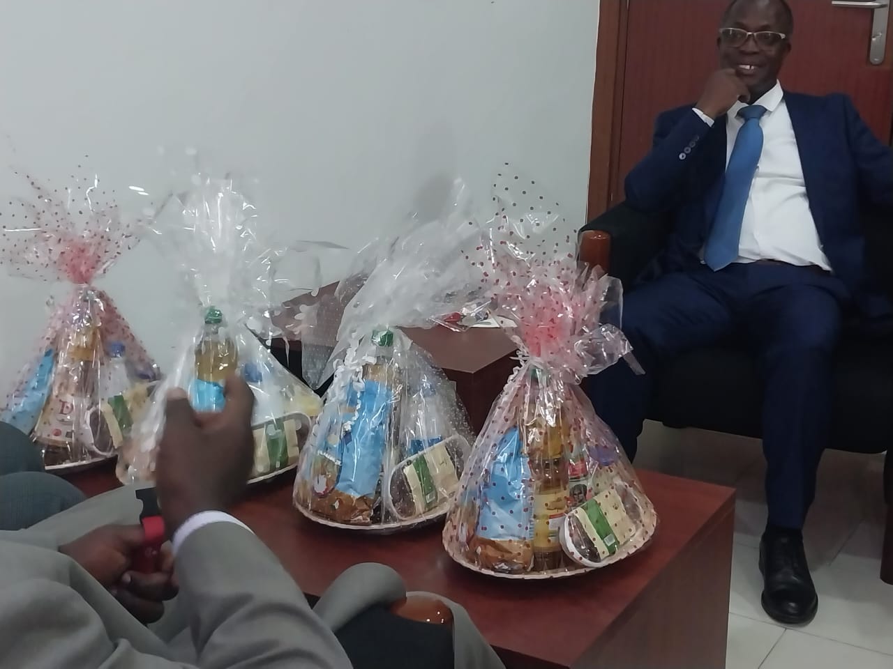 RAMADAN 2026: L' ASSOCIATION SPORTIVE DE   l'UFRSEG ( AS-SEG) OFFRE DES PANIERS RAMADAN AU DOYEN ET À SON ÉQUIPE