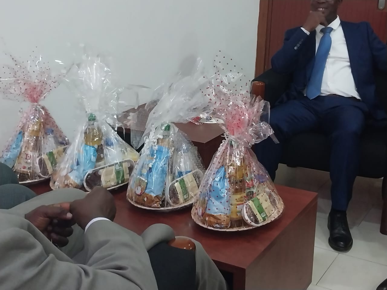 RAMADAN 2026: L' ASSOCIATION SPORTIVE DE   l'UFRSEG ( AS-SEG) OFFRE DES PANIERS RAMADAN AU DOYEN ET À SON ÉQUIPE