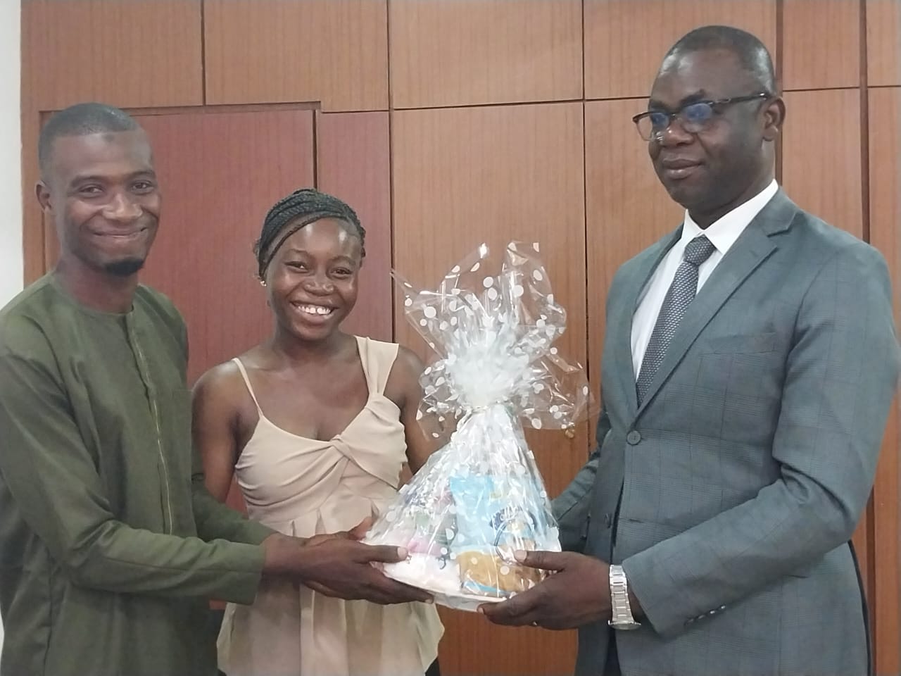 RAMADAN 2026: L' ASSOCIATION SPORTIVE DE   l'UFRSEG ( AS-SEG) OFFRE DES PANIERS RAMADAN AU DOYEN ET À SON ÉQUIPE