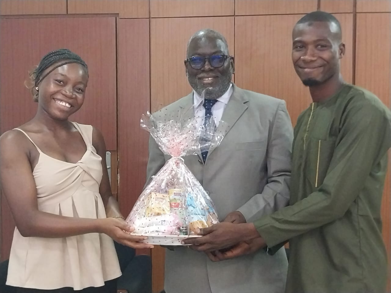 RAMADAN 2026: L' ASSOCIATION SPORTIVE DE   l'UFRSEG ( AS-SEG) OFFRE DES PANIERS RAMADAN AU DOYEN ET À SON ÉQUIPE